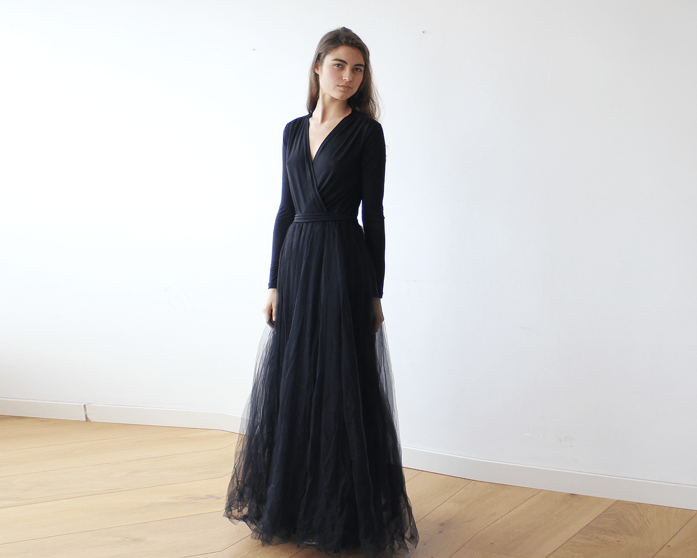 Étoile Noir Elegant Long-Sleeve Gown