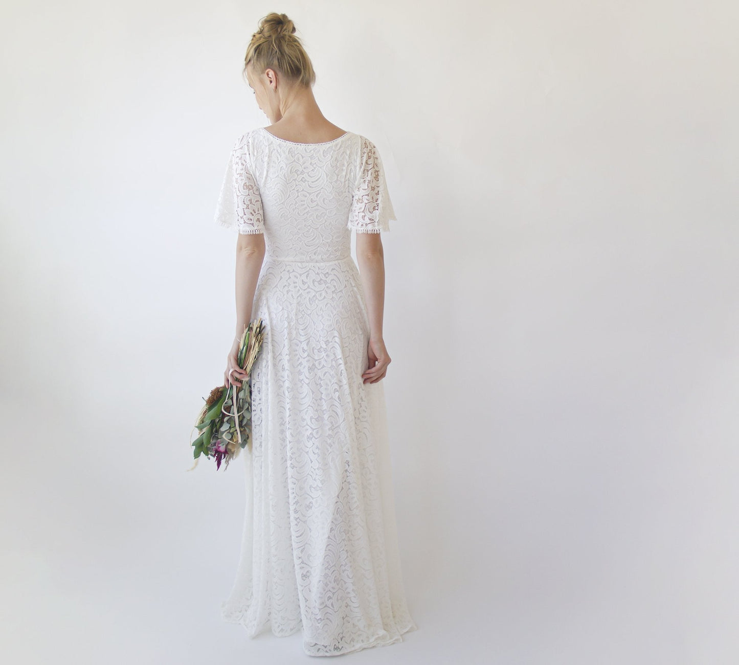 Élégance Vintage Lace Gown