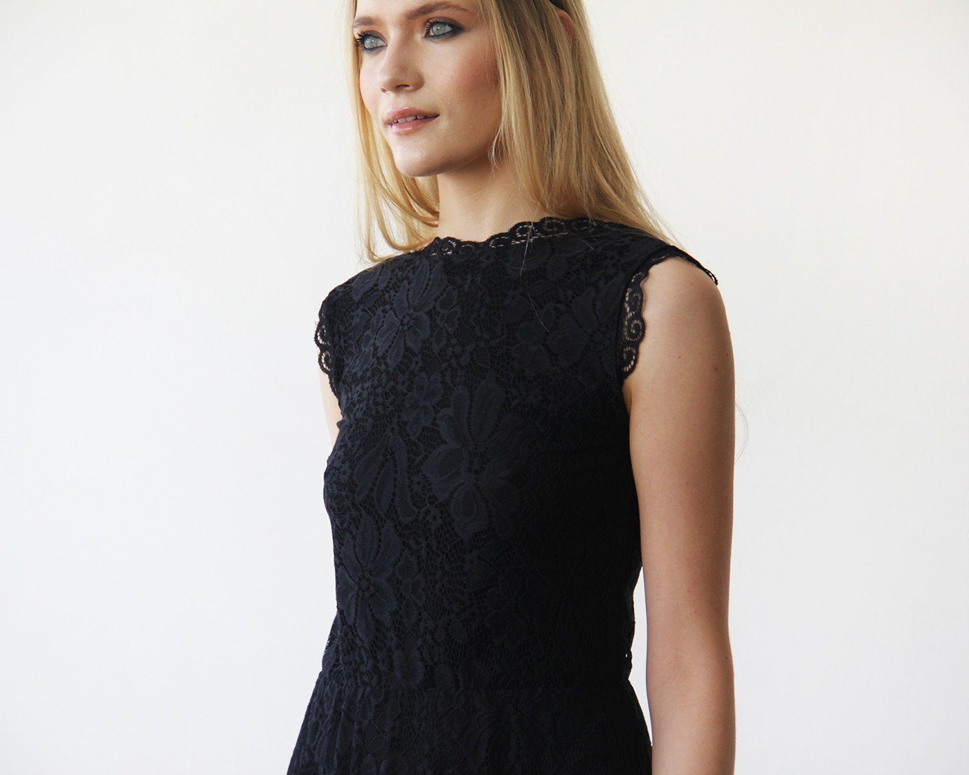 Noir Étoile Lace Gown