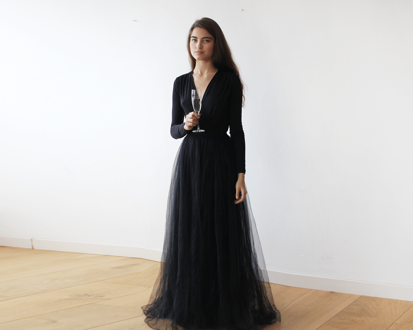 Étoile Noir Elegant Long-Sleeve Gown