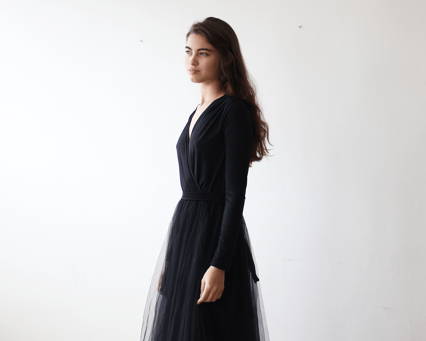 Étoile Noir Elegant Long-Sleeve Gown